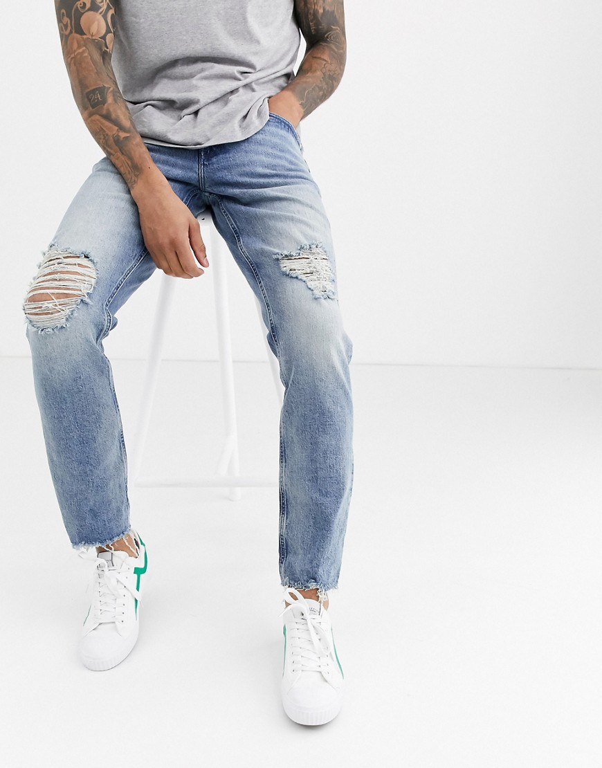 ASOS DESIGN - Smalle 'american classic' jeans in vintage light wash met scheuren en onafgewerkte zoom-Blauw