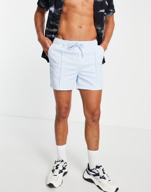 ASOS DESIGN - Smalle chinoshort met plooitjes en elastische taille in lichtblauw