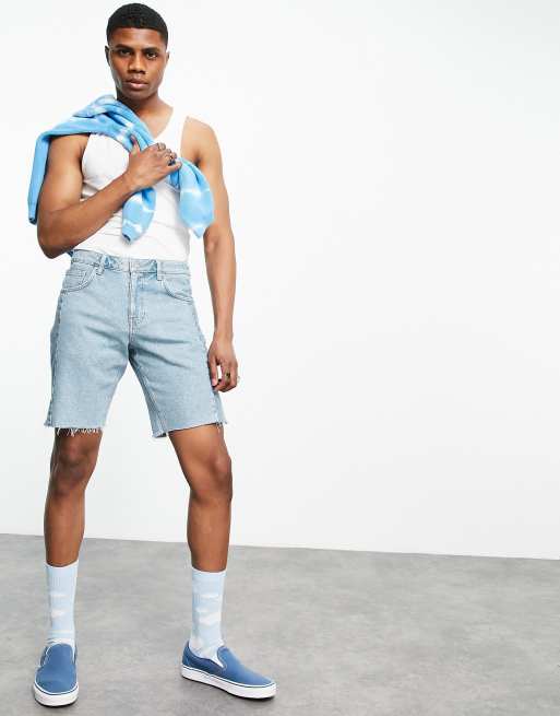 ASOS DESIGN - Smalle denim shorts met inzetstukken en onafgewerkte zoom in blauw in medium wassing