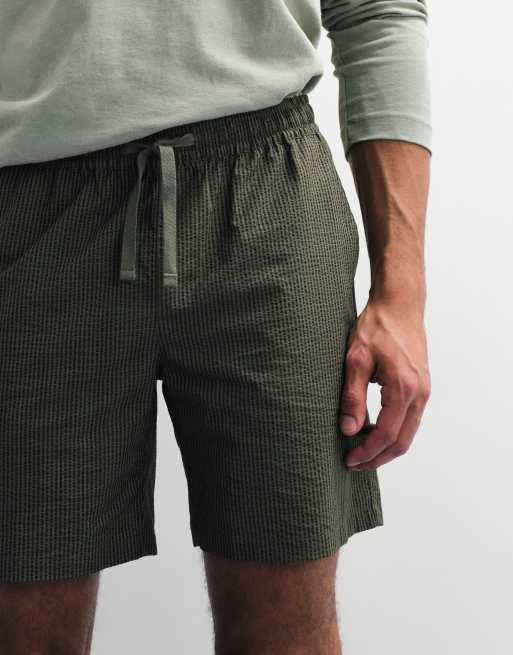 ASOS DESIGN - Smalle halflange short van seersuckerstof met elastische taille in kaki, 2 van 7