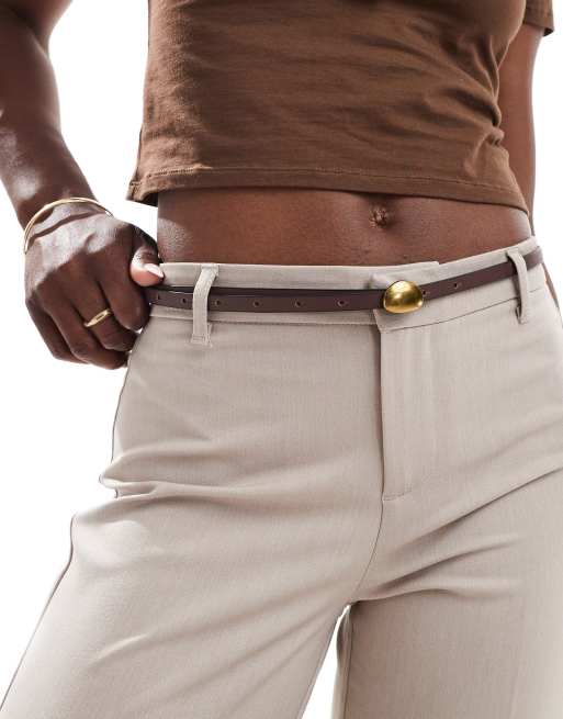 ASOS DESIGN - Smalle heup- en tailleriem met abstract bol metalen detail in chocoladebruin