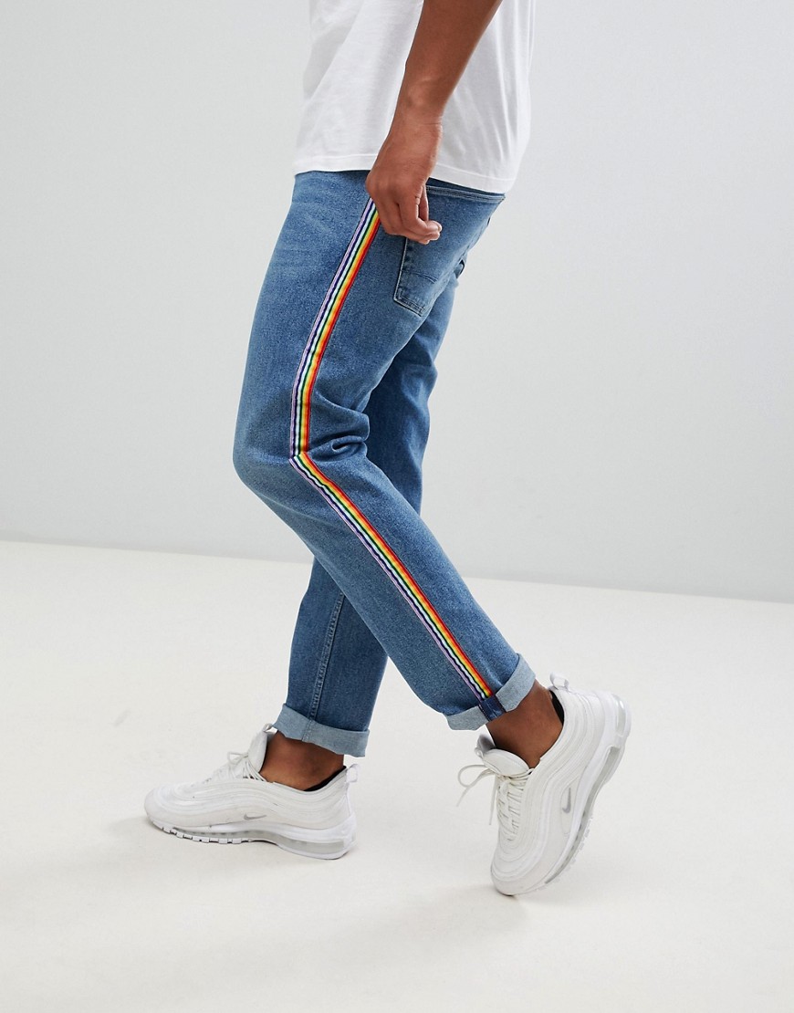ASOS DESIGN - Smalle jeans in medium wassing met regenboogstrepen-Blauw