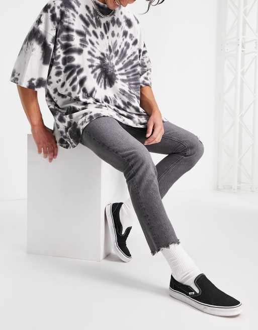 ASOS DESIGN - Smalle jeans met slijtageplekken en onafgewerkte zoom in verwassen zwart 