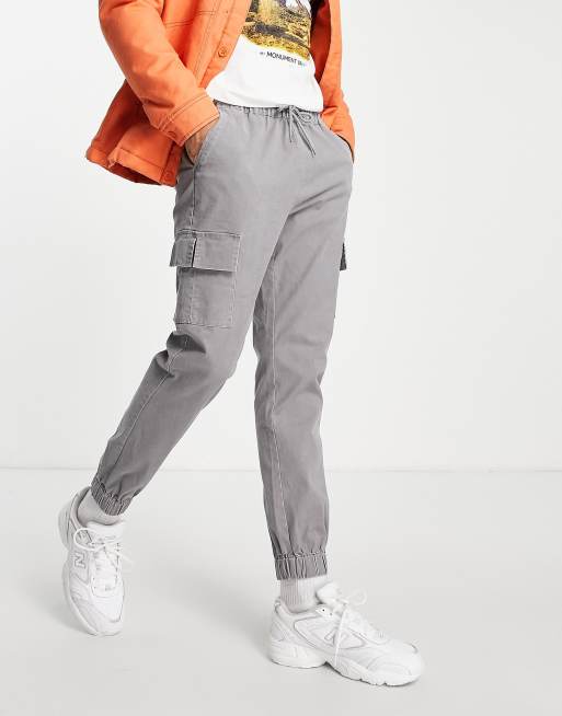 ASOS DESIGN - Smalle lichtgewicht broek met cargozakken in grijs met wassing