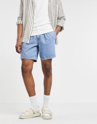 ASOS DESIGN - Smalle lichtgewicht denim shorts met plooitjes in middenblauwe wassing