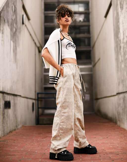 ASOS DESIGN - Smalle parachutebroek met camouflageprint in stone