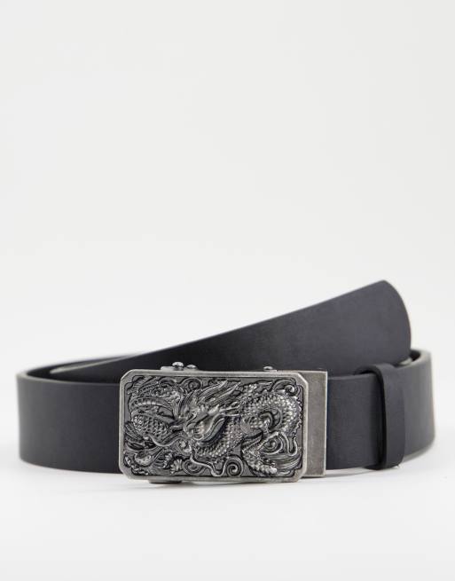 ASOS DESIGN - Smalle riem van imitatieleer in zwart met zilverkleurige platte gesp met draak