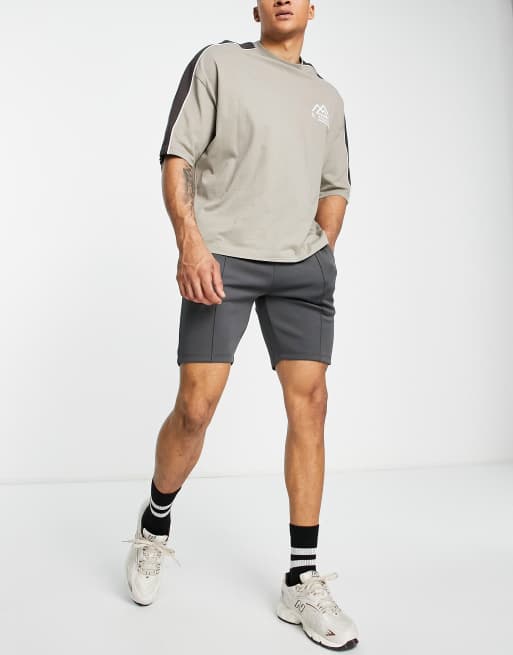 ASOS DESIGN - Smalle scuba short in antraciet met platgestikte plooitjes, 3 van 4