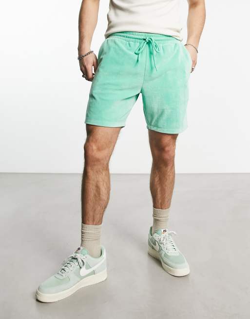 ASOS DESIGN - Smalle short van zachte badstof in saliegroen
