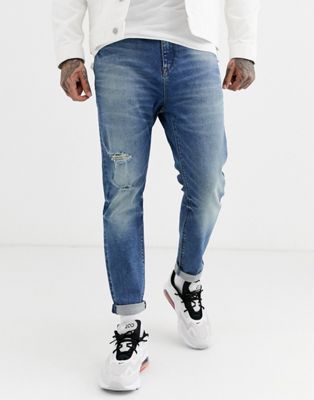 ASOS DESIGN - Smaltoelopende jeans in vintage mid wash blauw met scheuren