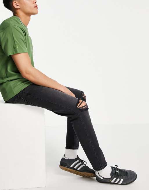 ASOS DESIGN - Smaltoelopende jeans met stretch en scheuren in zwarte wassing