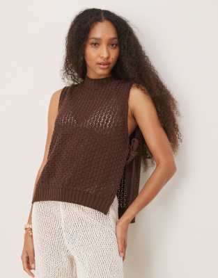 Top smanicato in maglia traforata a righe