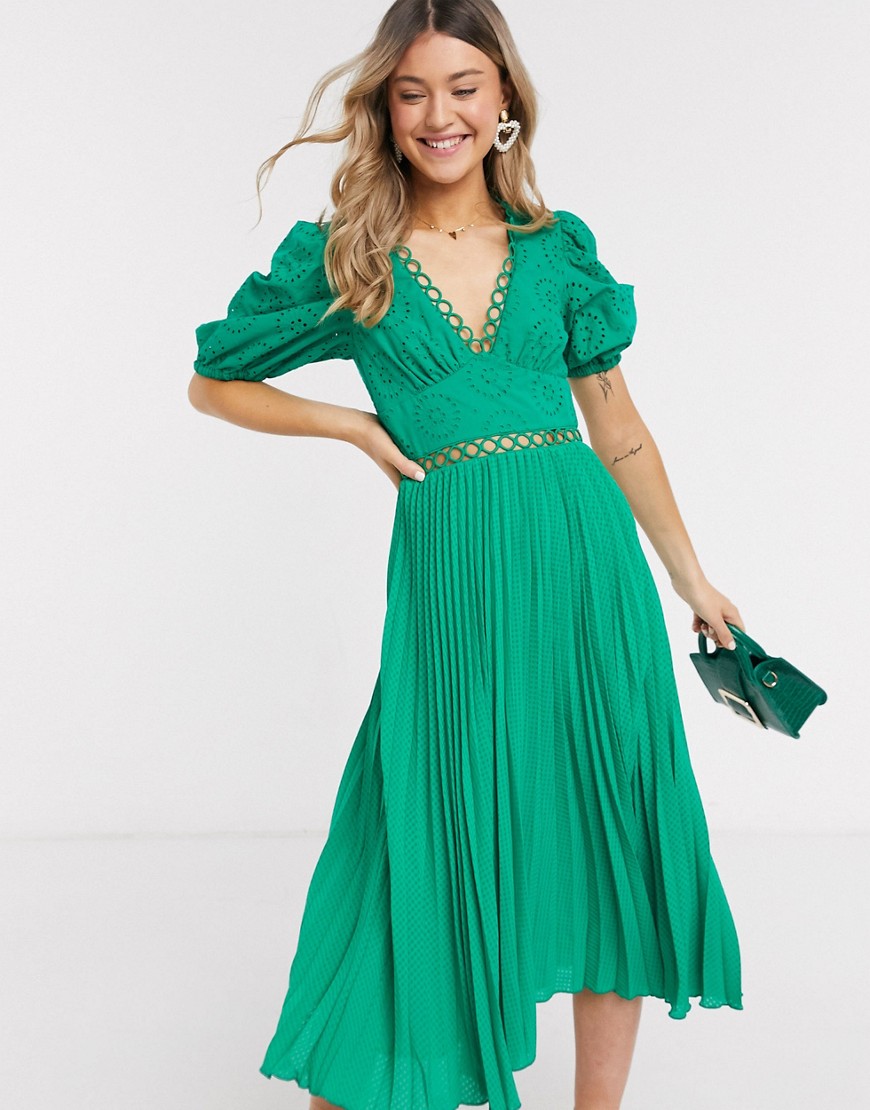 ASOS DESIGN – Smaragdgrön plisserad tea-klänning i midimodell med broderi och puffärm
