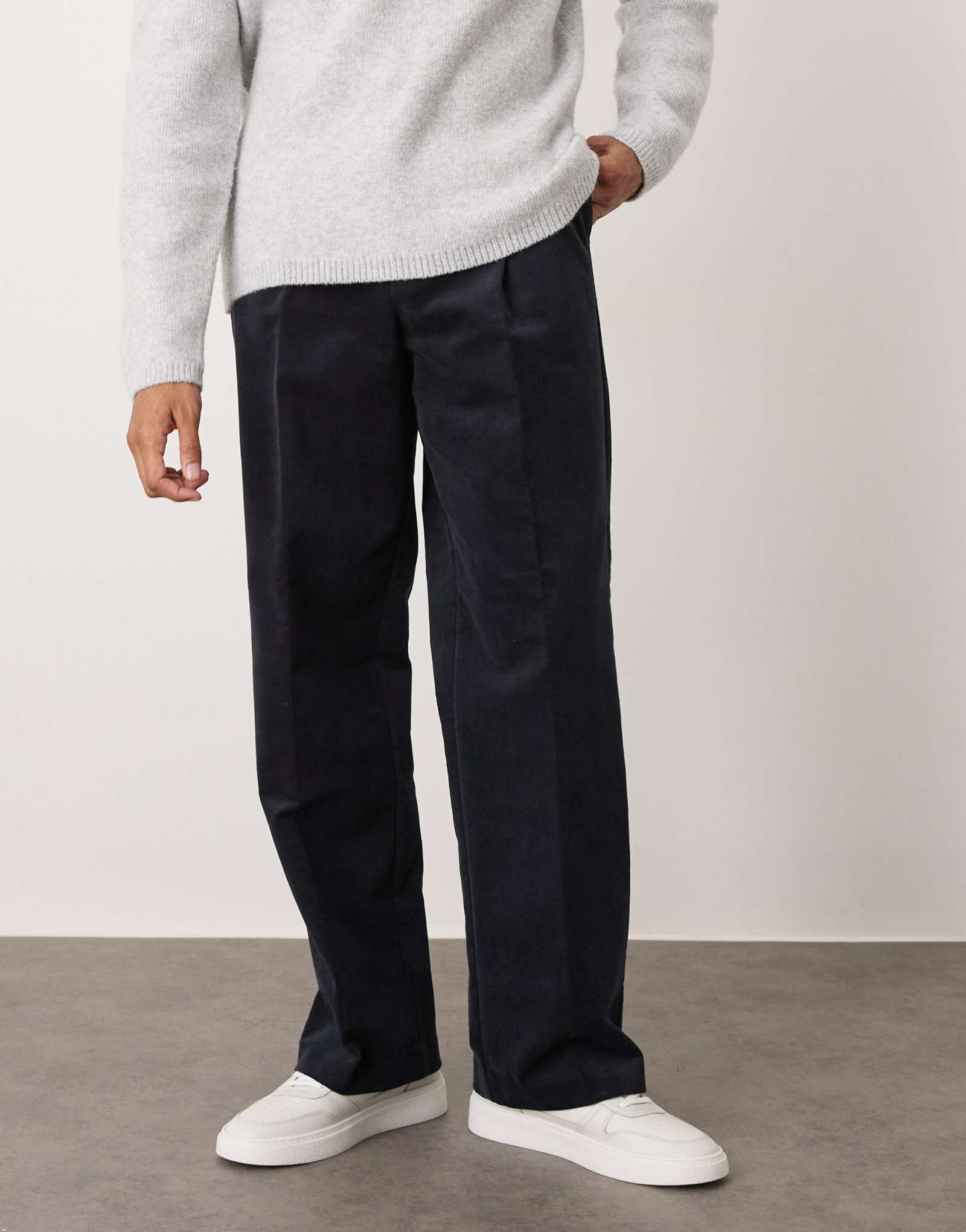 Элегантные вельветовые брюки ASOS DESIGN из насыщенного хлопка с широкими штанинами и складкой спереди темно-синего цвета