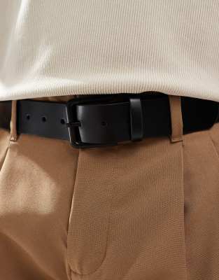 smart leather belt in black with matte black buckle