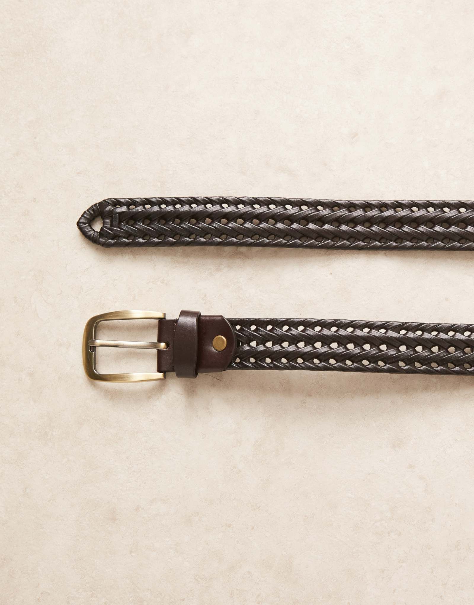 Элегантный кожаный плетеный ремень ASOS DESIGN с золотой пряжкой коричневого цвета