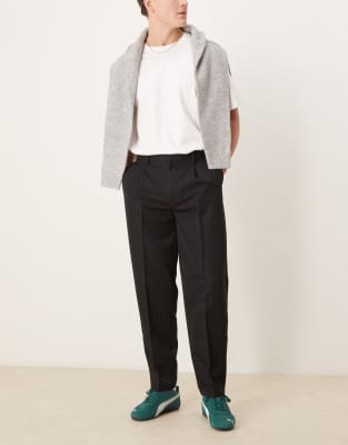 smart oversized tapered pants with front pleats in black