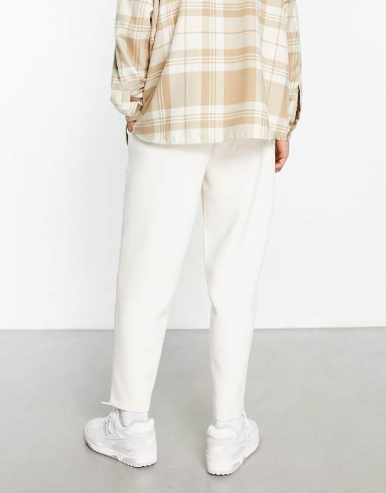 https://images.asos-media.com/products/asos-design-smart-tapered-sweatpants-in-beige-scuba/204076513-3?$n_550w$&wid=550&fit=constrain