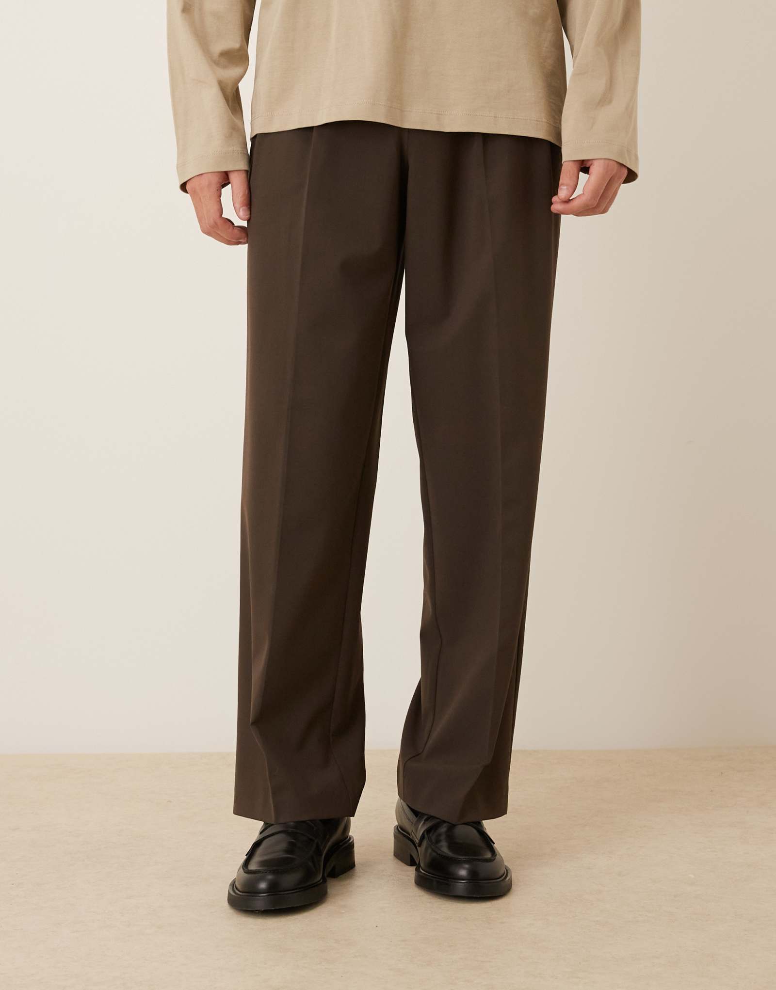 Элегантные широкие брюки ASOS DESIGN с двойной складкой и открытой пуговицей коричневого цвета