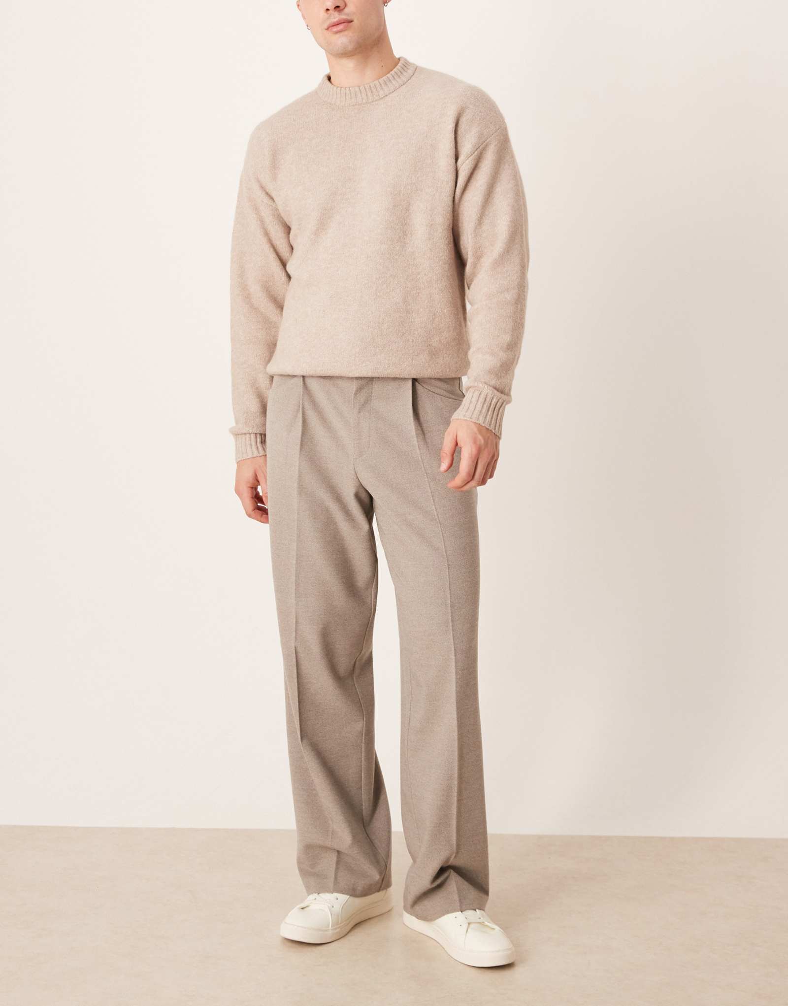 Элегантные широкие брюки ASOS DESIGN из фланели stone со складкой спереди