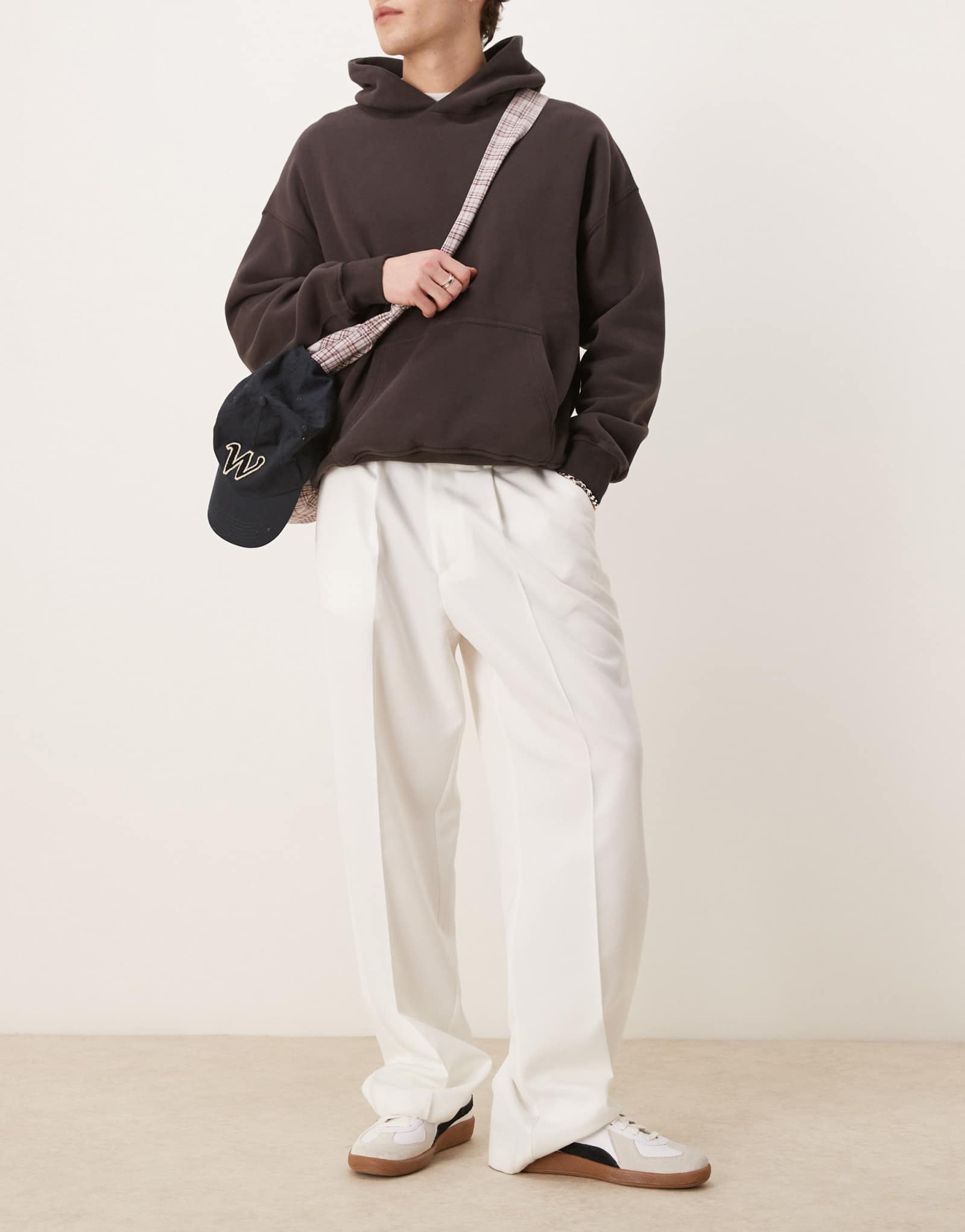 Элегантные широкие брюки ASOS DESIGN белого цвета со складкой спереди