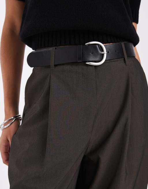 ASOS DESIGN smarte Ballon-Barrel-Hose mit Gürtel und braunem Glanz, 3 von 5
