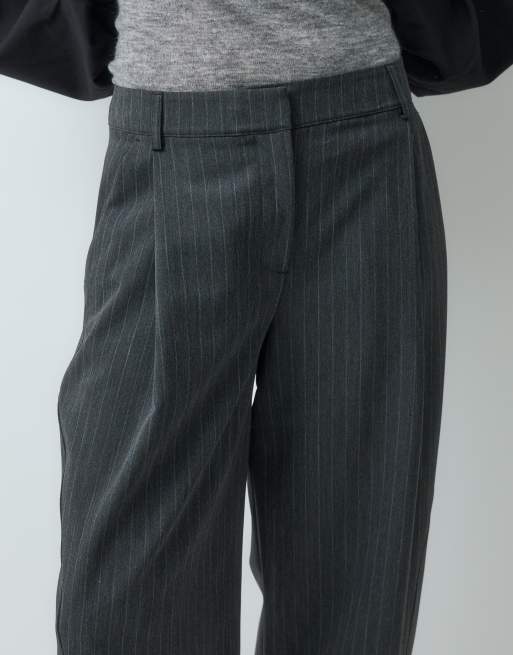 ASOS DESIGN smarte Barrel-Hose mit niedrigem Bund und Anthrazit-Nadelstreifen, 3 von 5