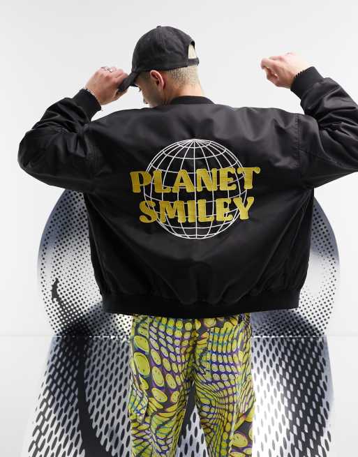 ASOS DESIGN – Smiley Collab – Oversize-Bomberjacke in Schwarz mit Stickerei