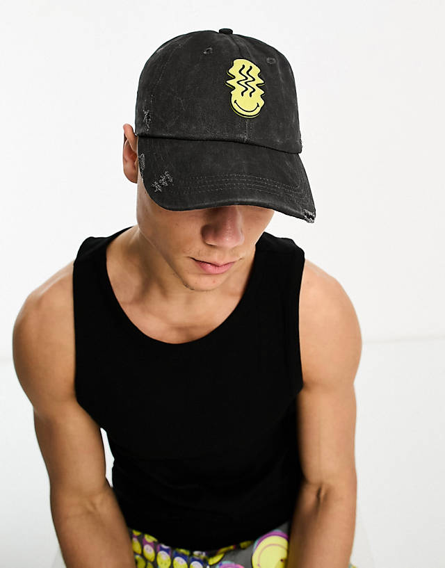 ASOS DESIGN - smiley collab soft baseball cap with rubberised logo in distressed black