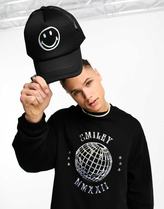 ASOS DESIGN - smiley collab trucker cap with metallic logo in black