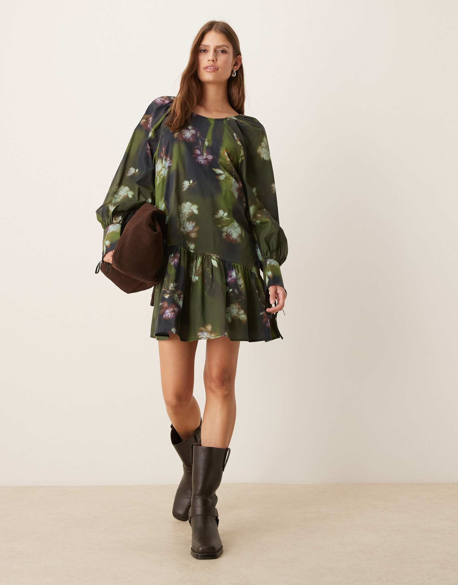 ДИЗАЙНЕРСКОЕ мини-платье-халат ASOS с завязкой на спине в цветочек цвета хаки