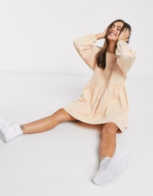 ASOS DESIGN  Langärmliges, weites Mini-Sweatshirtkleid in Camel-Beige Beige