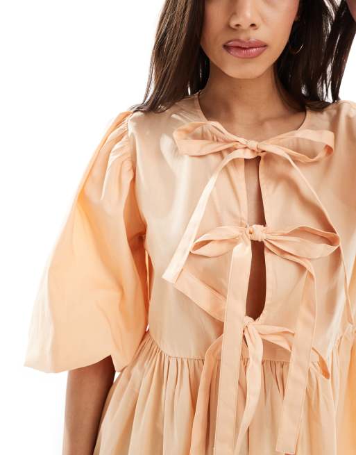 ASOS DESIGN - Smock-minikjole med sløjfe foran i ferskenfarve , 2 af 4