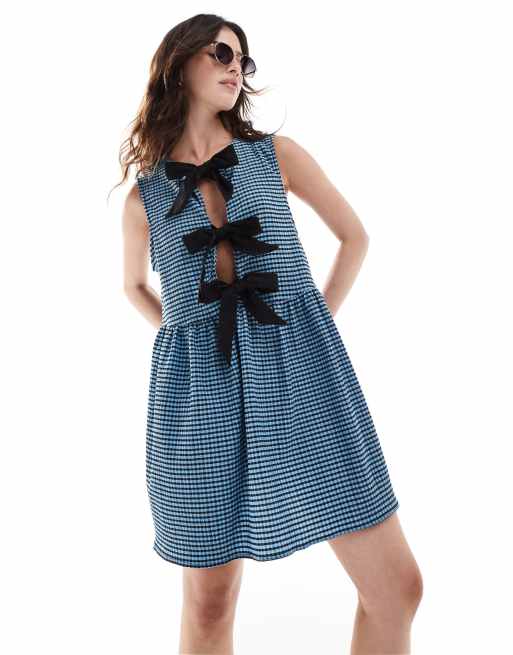 ASOS DESIGN - Smock-minikjole uden ærmer med bindesløjfer foran og blå gingham-tern