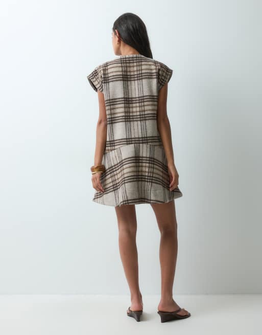 ASOS DESIGN Smock-Minikleid mit V-Ausschnitt und Volantsaum in braun kariert, 5 von 5