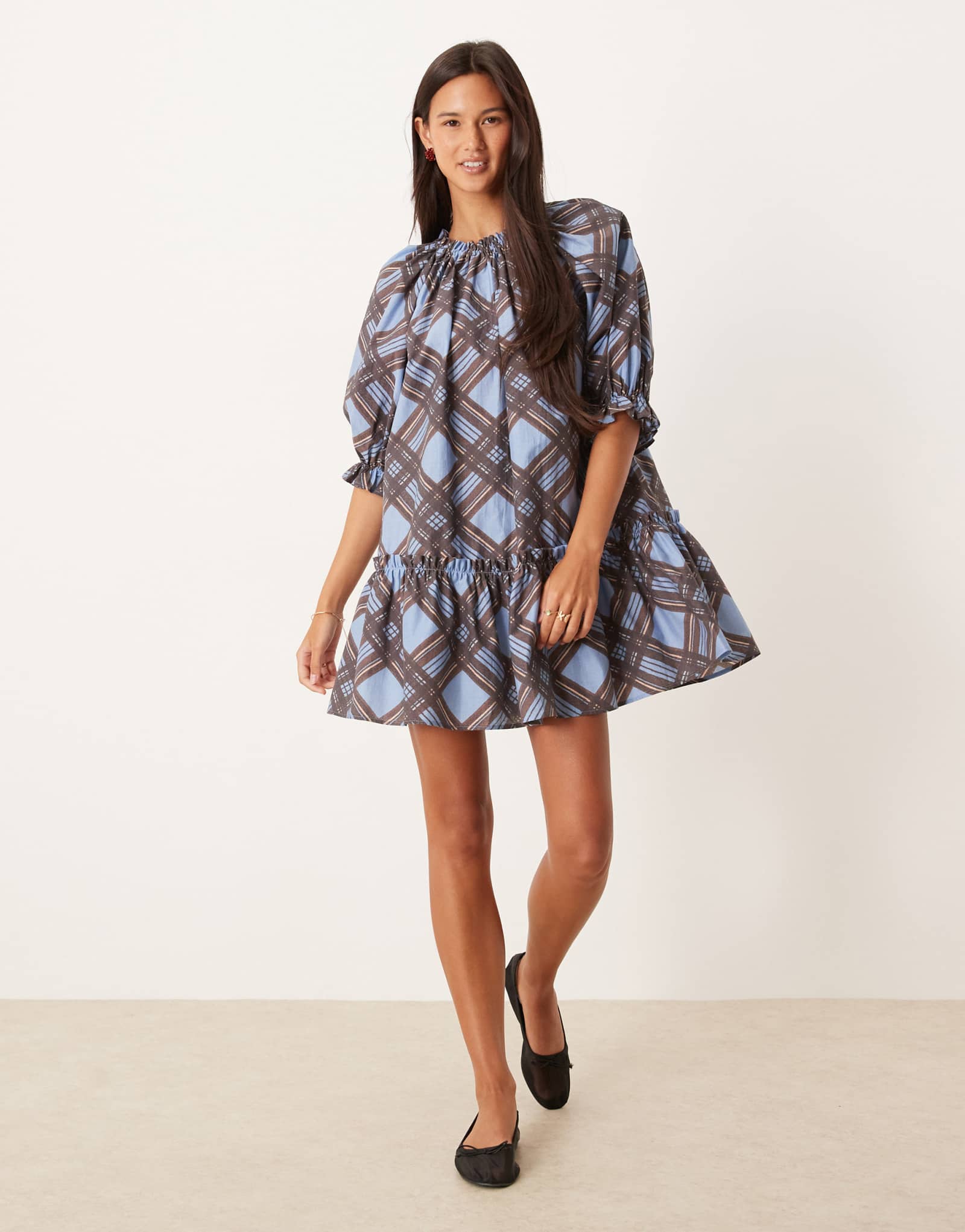 ДИЗАЙНЕРСКОЕ платье-халат ASOS с бодрящим подолом в коричневую/синюю клетку