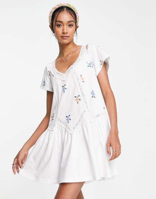 ASOS DESIGN - Smockjurk met korte mouwen, kanten inzetstukken en geborduurde bloemen in wit