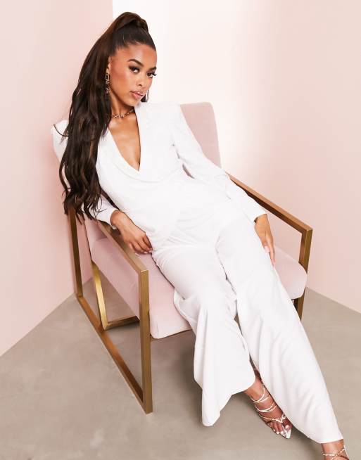 ASOS DESIGN – Smoking-Jumpsuit mit tiefem Ausschnitt und weitem Bein in Elfenbein