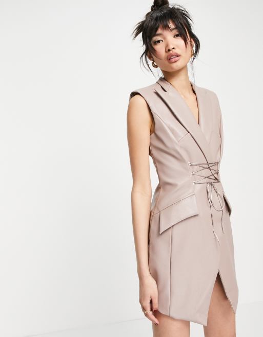 ASOS DESIGN – Smokingowa sukienka mini bez rękawów z imitacji skóry z gorsetowym sznurowaniem