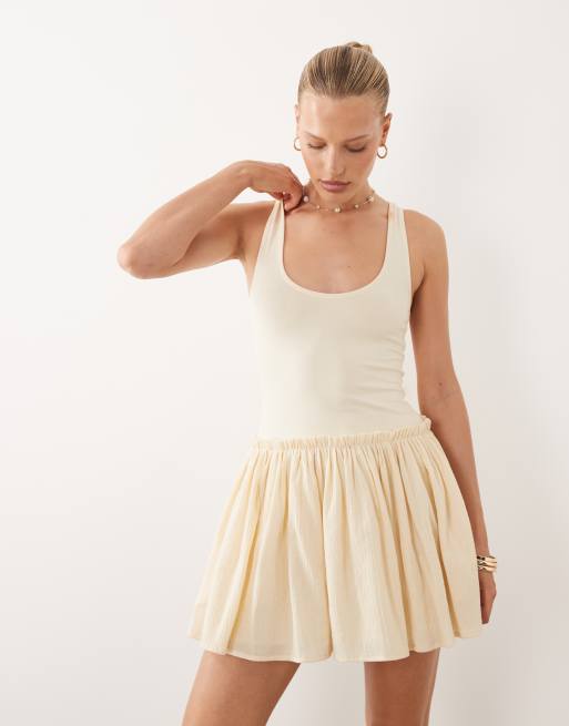 ASOS DESIGN – Smörgul miniklänning med sänkt midja och krinklad bomullskjol, 2 av 4