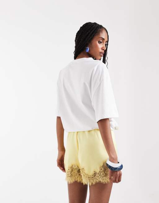 ASOS DESIGN - Smørgule satinshorts med blondekant og løbesnor i taljen, 3 af 7