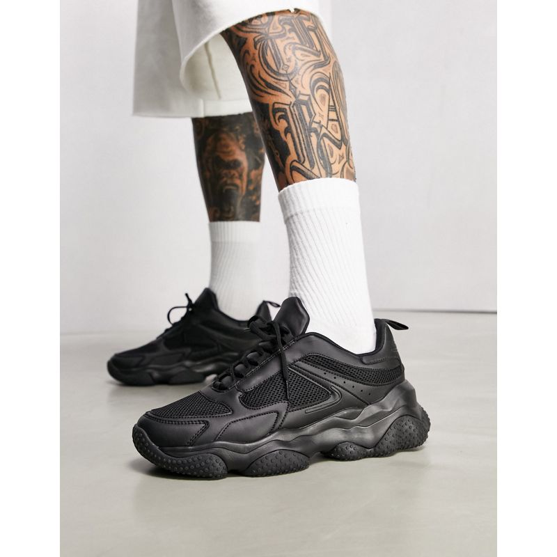 DESIGN – Sneaker aus schwarzem Netzmaterial mit dicker Profilsohle