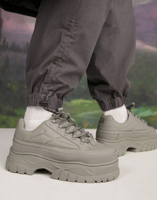ASOS DESIGN – Sneaker in Grau mit dicker Sohle und Funktionsdetails