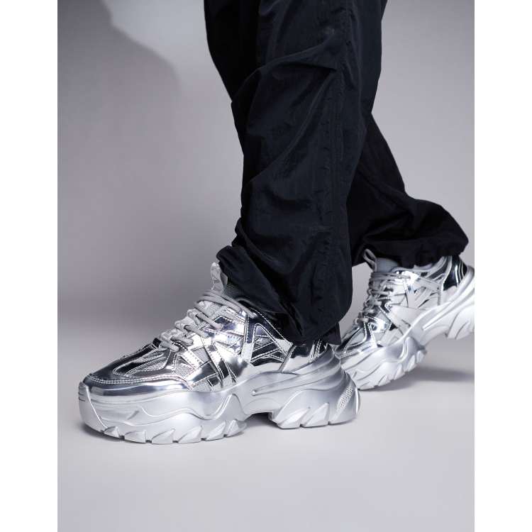 ASOS DESIGN Sneaker in Metallic Silber mit dicker Sohle