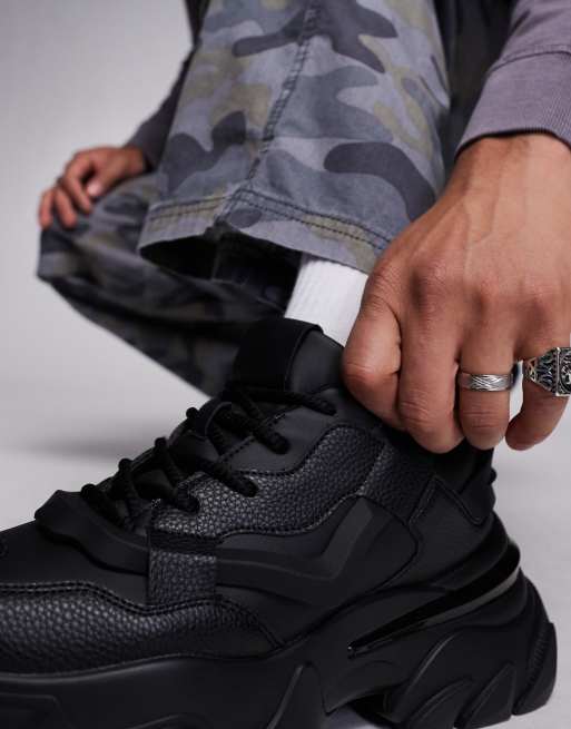 ASOS DESIGN Sneaker in Schwarz mit klobiger Sohle und gummierten Details