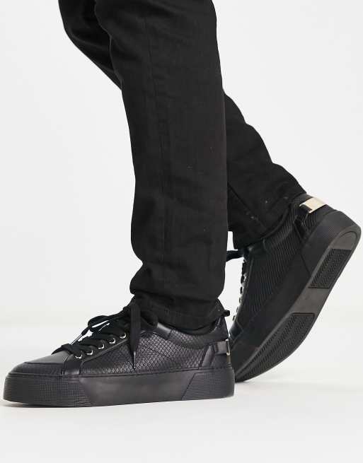 ASOS DESIGN – Sneaker in Schwarz mit Neopren-Innenschuh und goldfarbener Metallverzierung