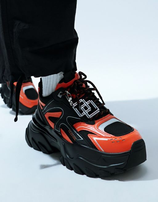 ASOS DESIGN Sneaker mit Einsatzen in Orange und dicker Sohle in Schwarz ASOS