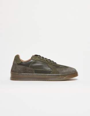 Sneaker zum Schnüren in Khaki mit Gummisohle und Einsätzen aus Wildleder-Grün Grün 44.5