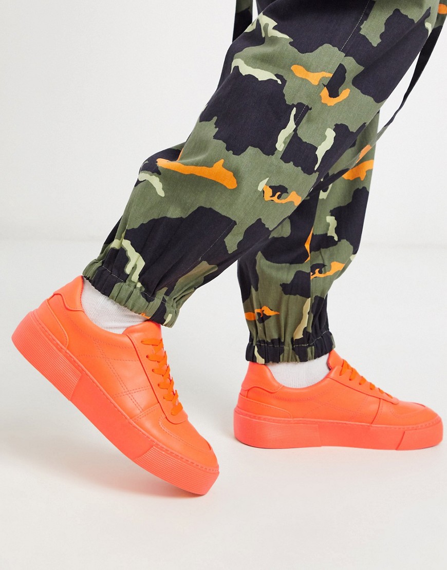 ASOS DESIGN - Sneakers in neon oranje