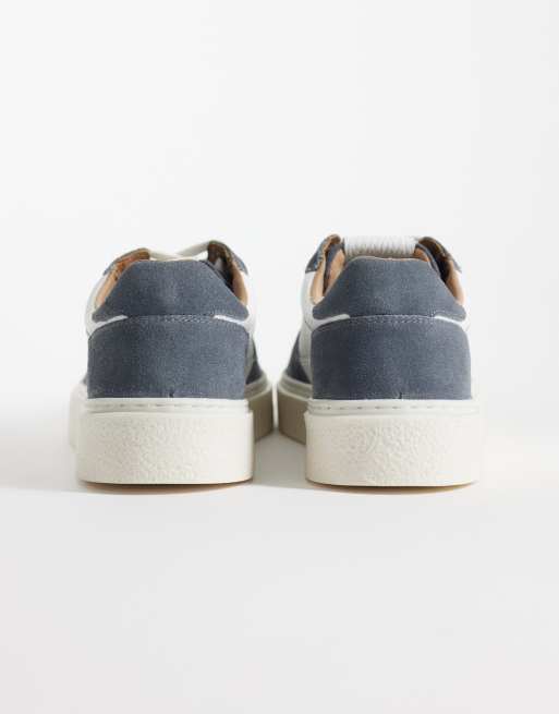 ASOS DESIGN - Sneakers med snørebånd og gummisål og paneler i hvid læder og blå ruskind, 2 af 5